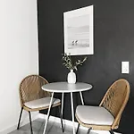 Zentrales strandnahes Design-Apartment mit Balkon und Parkplatz